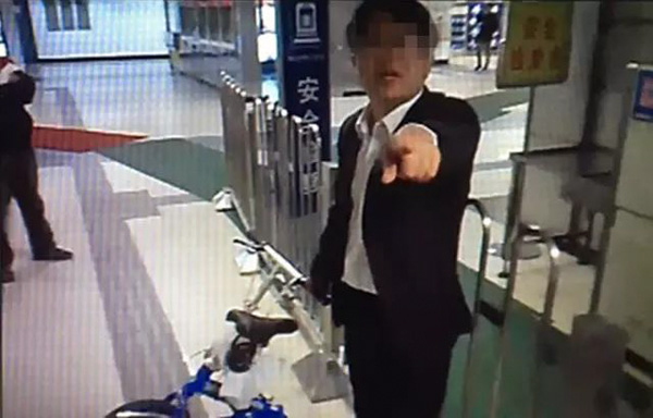 男子带折叠自行车进地铁站遭拒后袭警 被刑拘3天