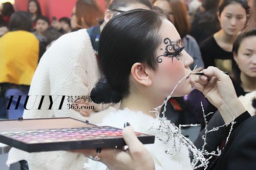 上海化妆学校解读如何成为优秀的化妆讲师