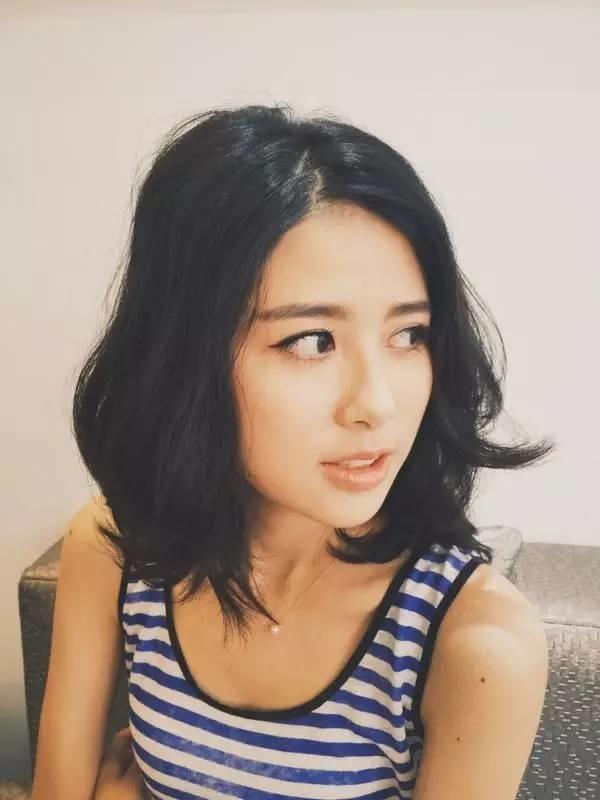头发不要太长,留个齐肩短发,清爽又漂亮!