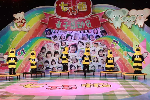 很多小蜜蜂猜成语_花草有很多小蜜蜂(2)