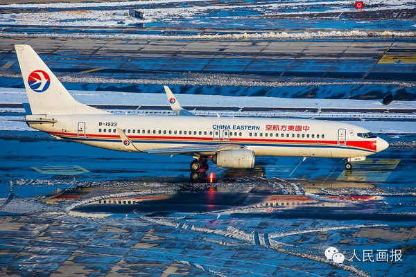 东航波音737-800客机,装了一个不常见的纯白色雷达罩.