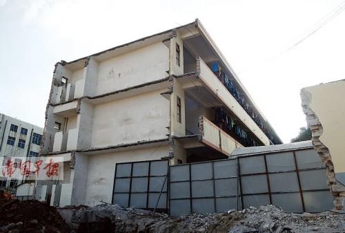 广西一中学宿舍楼被切掉一块 留下半截仍住学生