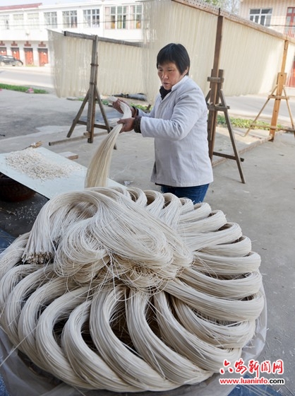 千年古镇安徽省六安市苏埠镇,生产传统手工挂面已有一百多年历史,所