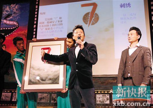 广州高中生自办慈善晚会 一件刺绣拍得3万元
