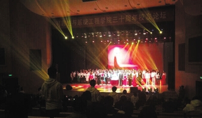 舞台意外沉降前，演职人员正在台上谢幕。微博截图