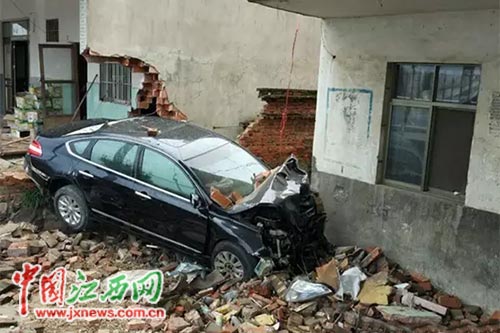 轿车凌晨撞塌民房院墙3人受伤 村民以为地震