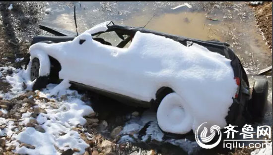 男子雪夜驾车翻入桥底深沟 埋雪底4天身亡(组图)