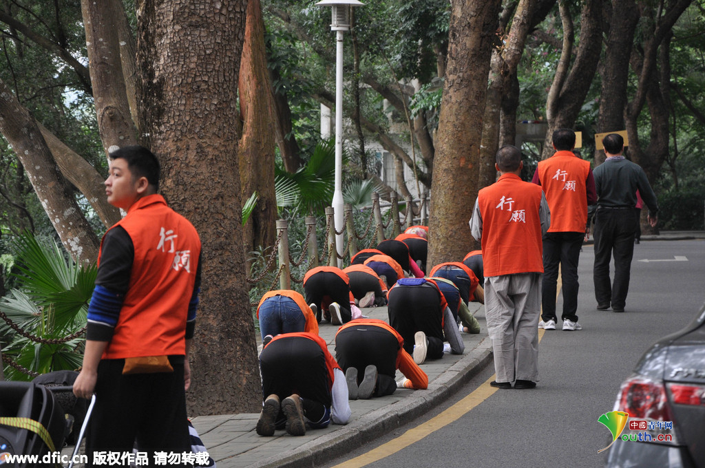 深圳百余信众带护具三跪九叩上山许愿祈福(