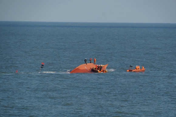 江苏赣榆一渔船上海海域翻扣 1人获救8人失联