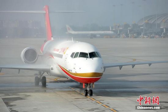 中国首架国产喷气式支线客机ARJ21成都交付使用