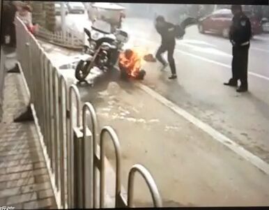 传陕西咸阳摩的司机自焚 当地警方证实正在救人