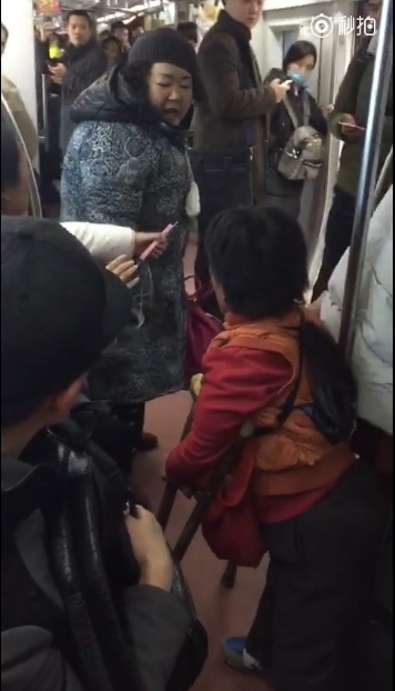 女子地铁内乞讨与乘客冲突：不给钱还踢我拐杖