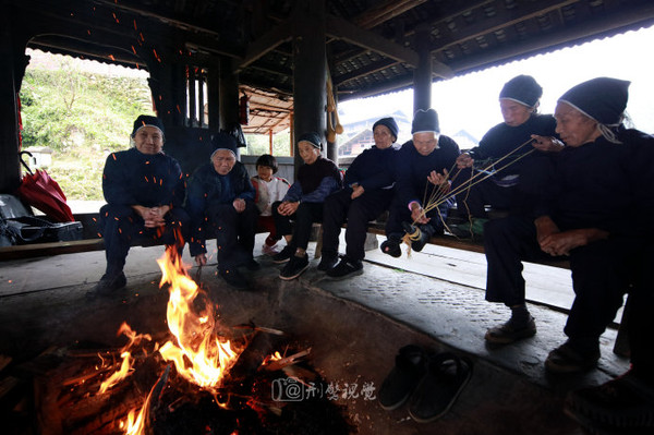 湖南怀化侗寨鼓楼烤火的老人们原创组图