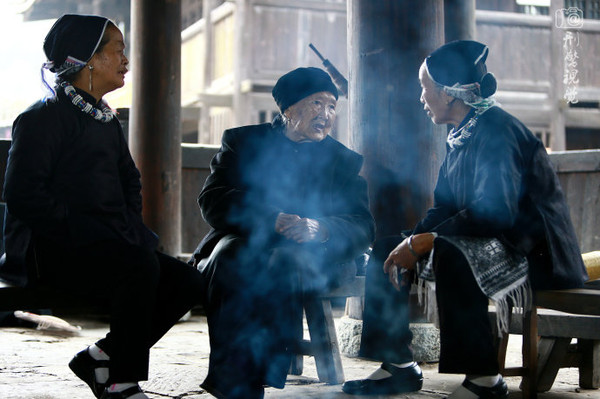 湖南怀化侗寨鼓楼烤火的老人们原创组图