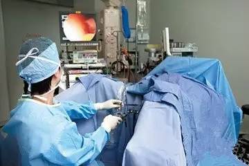 网络图片:医生正在宫腔镜手术