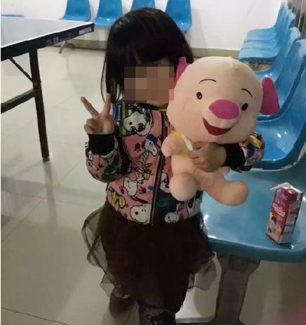小女孩在派出所内得到民警的照顾(图据网友@一只猴子荡秋千千)