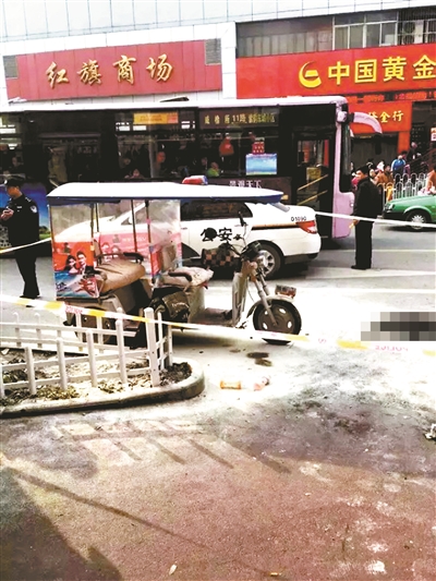 咸阳一三轮违章被拦车主点火自焚(图)