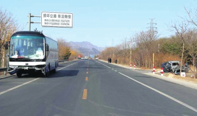 两车相撞后,吉祥轿车重大受损。警方供图