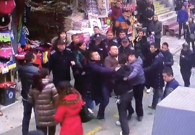 武汉城管围殴商户 一分钟内打了17拳(图)