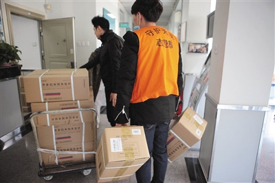23日上午,浩然作为自愿者在佑安病院性病艾滋病门诊,帮忙搬运药物。