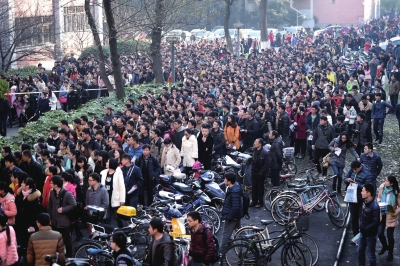 昨天,2016年度中央机关及其直属机构考试录用公务员笔试在全国同时