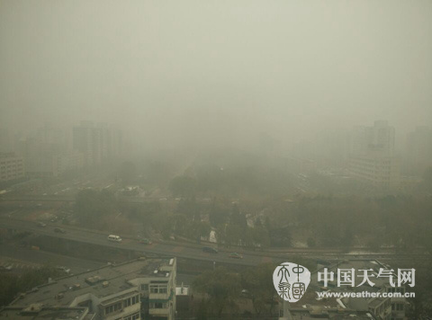 11月30日下午1时许,北京天空灰蒙蒙。(图\/陈曦