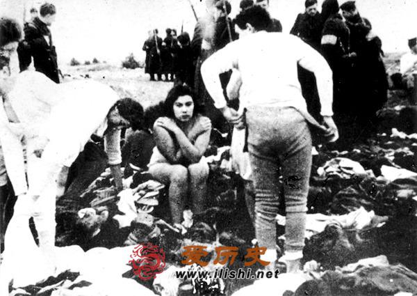 犹太妇女被纳粹强令脱光衣服杀害