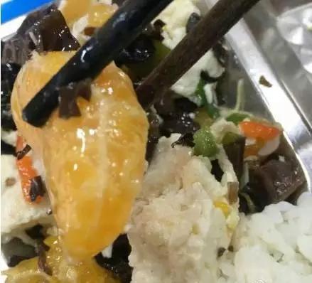 还记得浙江水利水电学院一楼食堂惊现黑暗料理 ↓↓↓ 橘子饭