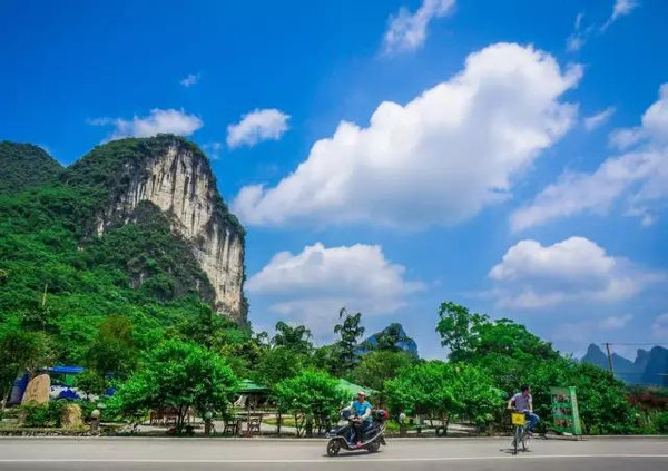 因沿路风景秀丽,如诗如画,被称为阳朔十里画廊