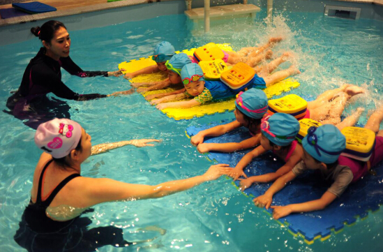 世界游泳冠军齐晖助阵水孩子水育早教冠军课堂
