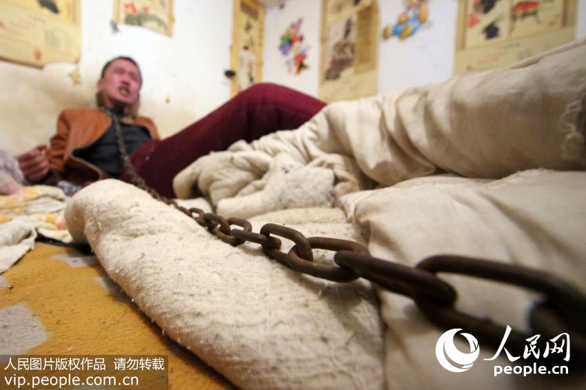 安徽30岁男子嗜酒如命 苦求母亲用铁链锁住(图)