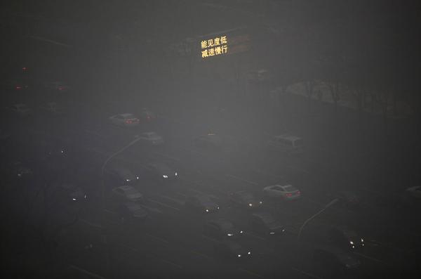 北京陷入重度雾霾 网友戏称:能发射的都发射了