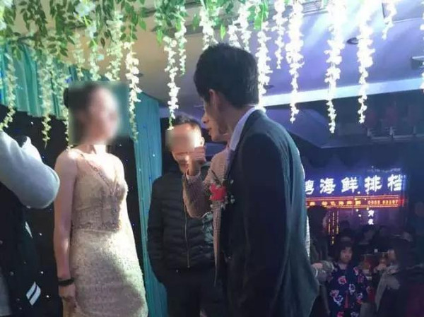 马鞍山姑娘大闹婚礼 因为男友背着她娶了别人