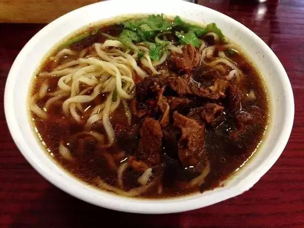 第一次和朋友去吃他家的大肉面,一块大肉铺满了半个碗看起来真有点
