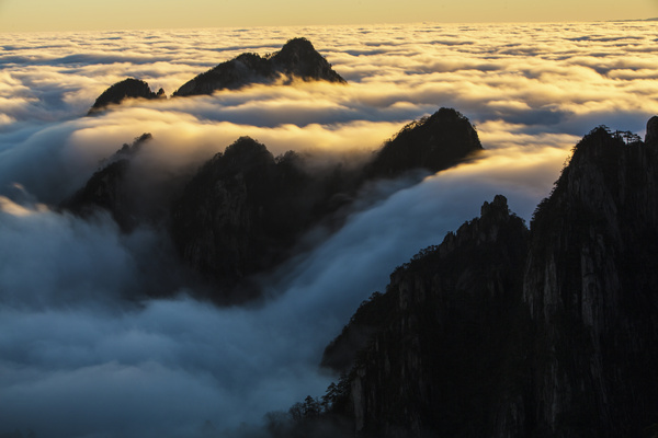 连日来,雨后的黄山风景区出现入冬以来最美的云海和佛光.