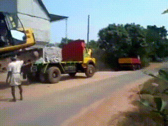 挖机下车,4人指挥团队多轮轰炸,终于翻车!