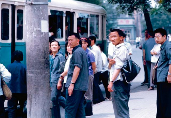 走过我们的七十年代:中国老照片典藏 50图