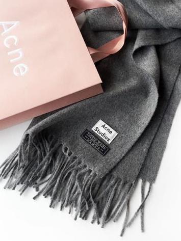 提到极简范围巾,你不可能不知道acne studios