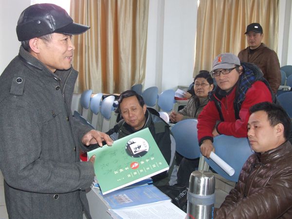 第六书体创始人马永安向利国镇中学捐赠教学书