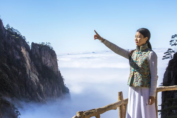 骄傲的站在光明顶上竖起大拇指,祖国ok,黄山ok 同程ok黄山女神梁咏茵
