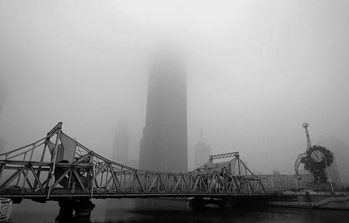 12月1日,雾霾中的天津市解放桥. 新华社发