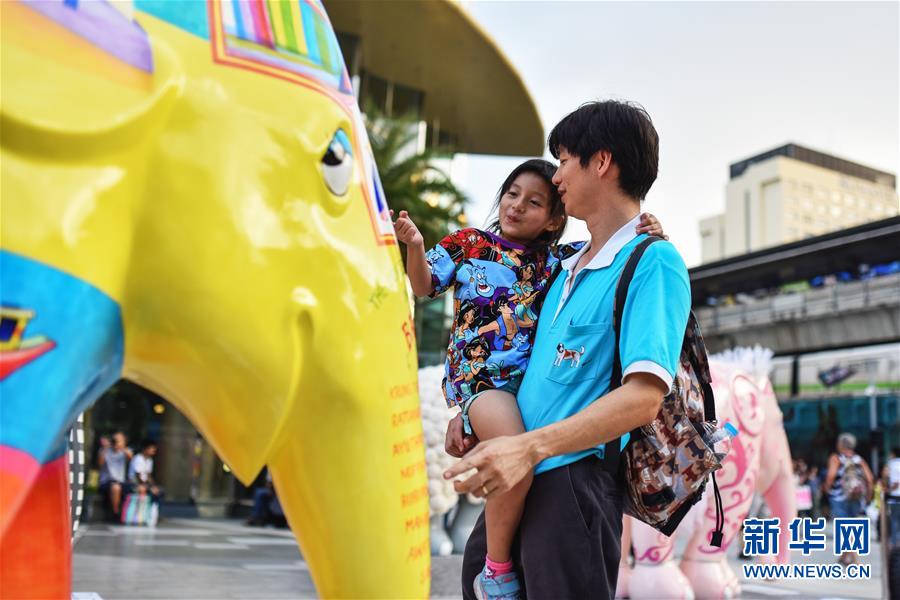 這是12月1日在泰國首都曼穀市中心一處廣場拍攝的“2015曼穀大象遊行”藝術展一角。