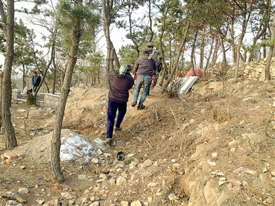 近日,家住崂山区汇海山庄及阳光山庄的业主不断通过党报热线(82863300)反映:汇海山庄与阳光山庄位于石老人观光园北侧,在小区后面,有一座山头绿地,近两年,不断有人私自毁绿,并圈地建坟。开窗满眼是坟场,附近居民成为“守墓人”。从2014年开始,居民不断给崂山区相关职能部门反映,可是迟迟没有结果。随着圈地建坟的现象越来越严重,业主们希望职能部门能实地查看,并予以解决。