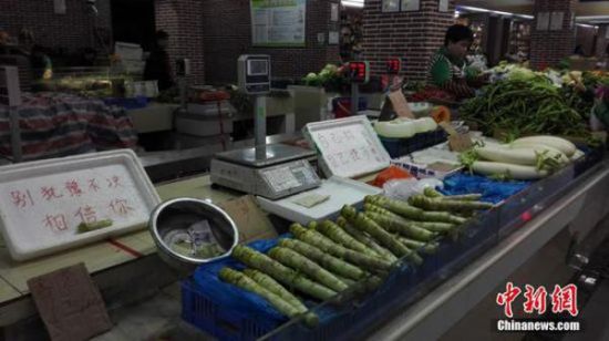 江东北昌45岁郭友宝是一位菜农,种菜买菜20余年。天天6时许,郭友宝便赶到位于南昌市核心的一处热闹菜场。因为没有人手,他天天午时要赶回菜场打理菜园、摘菜,菜摊下午便无人照管。一个月前,郭友宝便开端把下午的菜摊配置成自助菜摊,数种蔬菜密码标价供主顾选购。