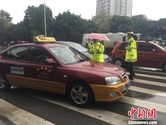 夫妻斑马线上被撞身亡 交警处罚不礼让驾驶行为
