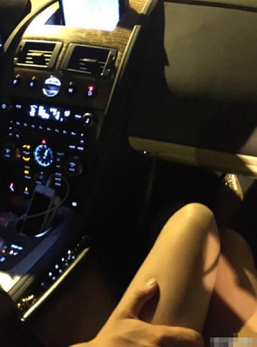 12月1日晚,郭富城通过微博晒出一张和女孩在车内的牵手