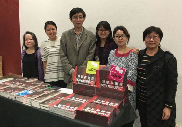 北岛在诗歌节现场与前来帮忙的香港中文大学出版社工作人员合影