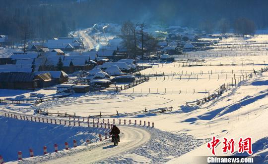 新疆白哈巴河原始村落雪后如童话小镇(图)