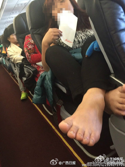女子飞机上脱鞋双脚搭前排扶手 亚航：私人行为