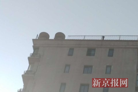 北京一小区高层坠物 一老人不幸被砸身亡